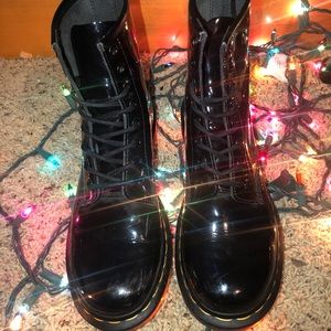 Dr. Martens 1460 in Black Patent Lamper